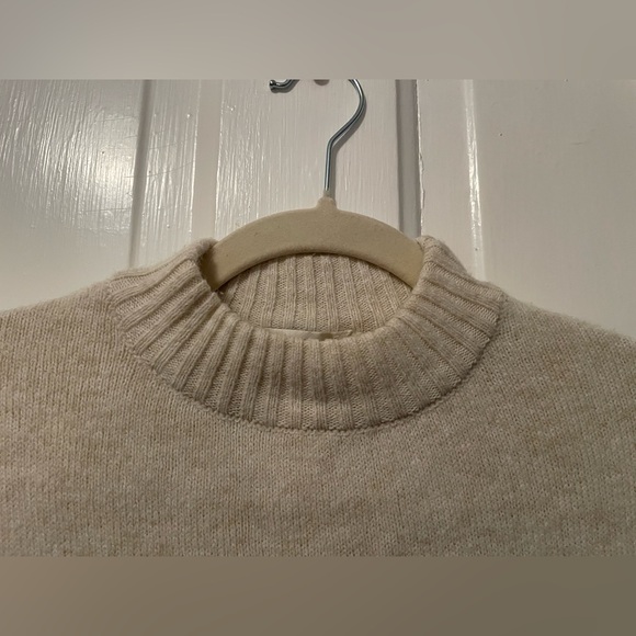 Cozy Oversized Sweater Dress with Pockets - Picture 4 of 9